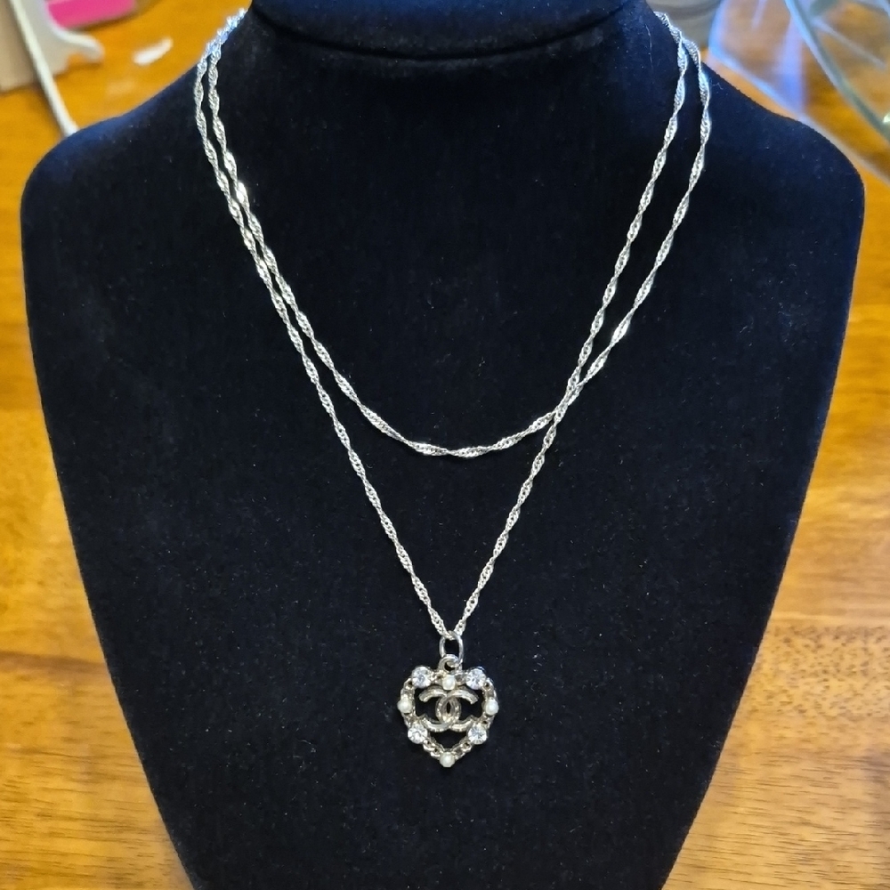 NWOT CHANEL PENDENT &925 STARLING SILVER CHAIN.